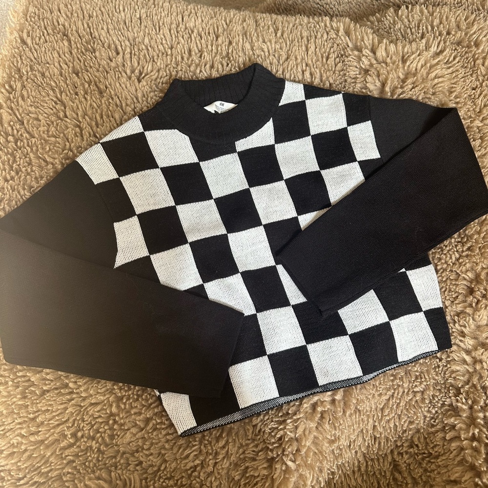 H&M Girls black/White checkered semi crop sweater. New w/tags.